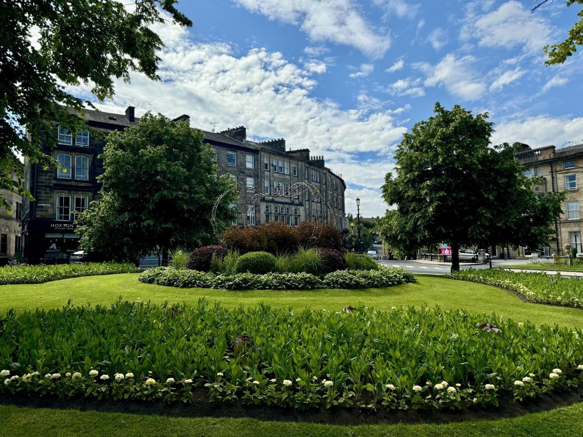 The Yorkshire Crown - Luxury Apartment - Free Parking Nearby Харогейт Екстериор снимка